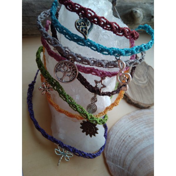 PULSERA MACRAMÉ AMULETOS